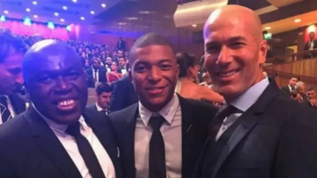 Zinedine Zidane y Mbappé en una gala de futbol 