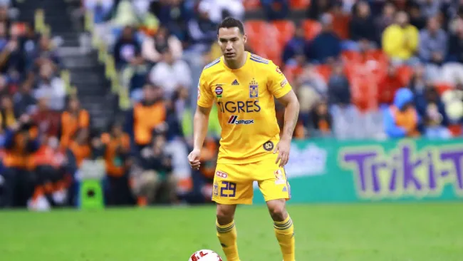 Jesús Dueñas en un partido con Tigres en el Azteca 