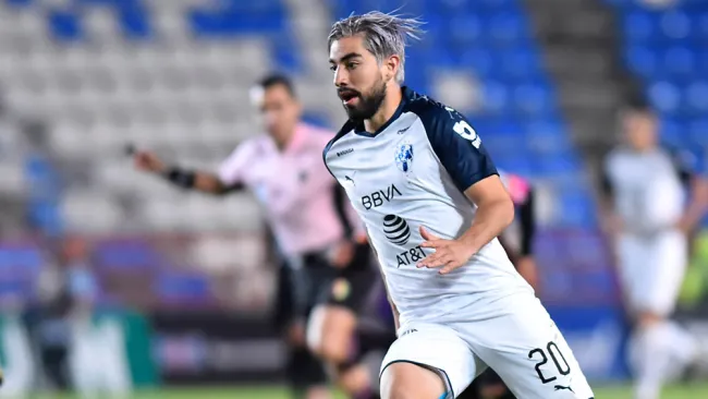 Rodolfo Pizarro en un partido con Rayados