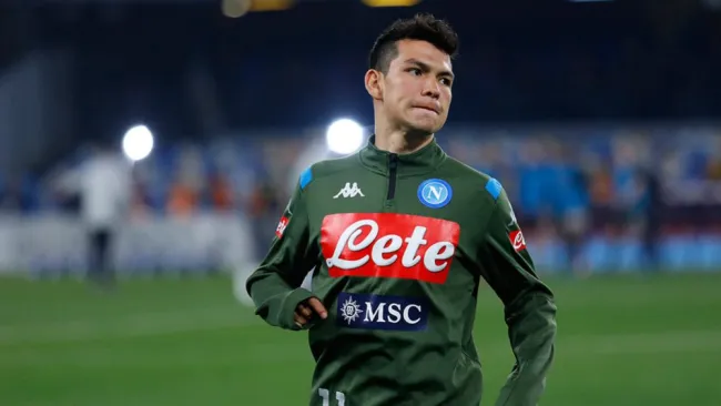 Hirving Lozano previo a un juego del Napoli