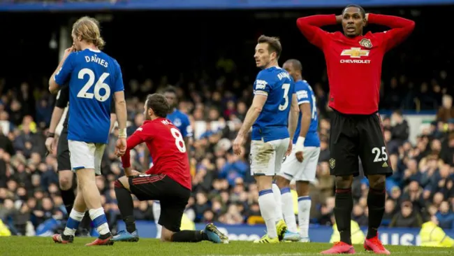 Jugadores del United se molestan tras empate contra el Everton