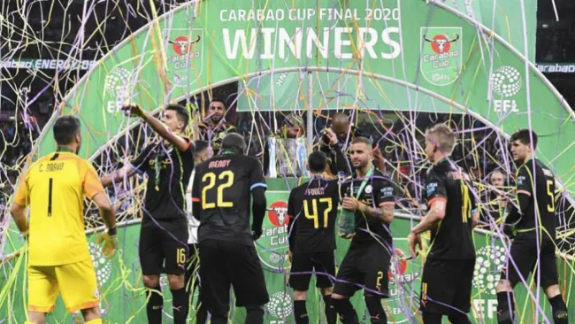 Jugadores del City festejan el título de la Copa de la Liga
