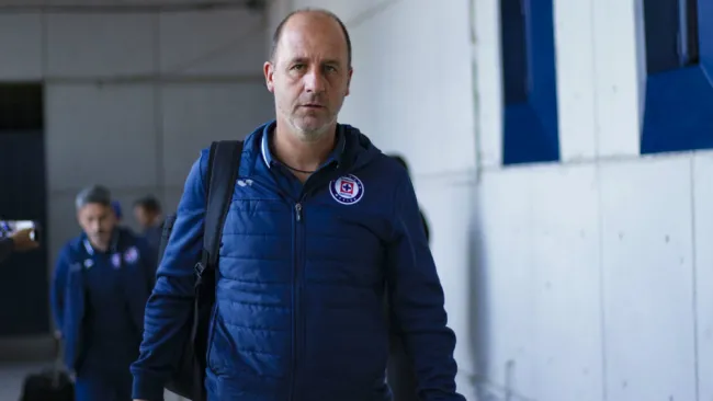 Cruz Azul puso a uno de sus asistentes técnicos a hacer planas