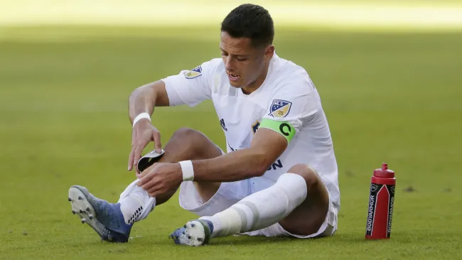 Javier Hernández durante un partido con Galaxy