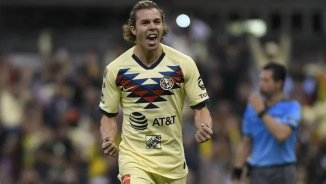 Sebastián Córdova en acción con América 