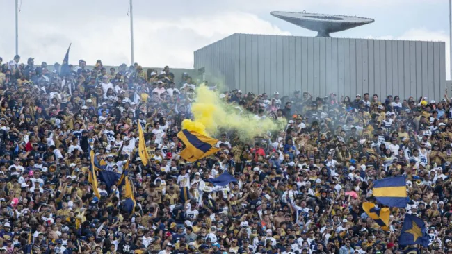 Pebetero alentando a Pumas