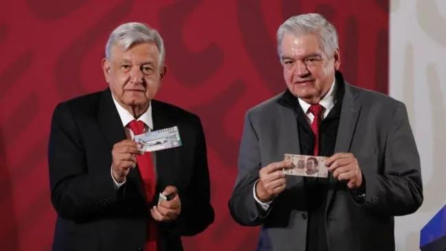 AMLO y Ernesto Prieto presumen el primer billete