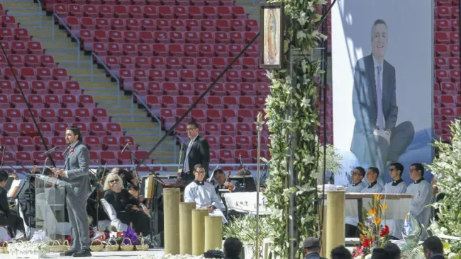 Amaury, en la misa en honor a Jorge Vergara