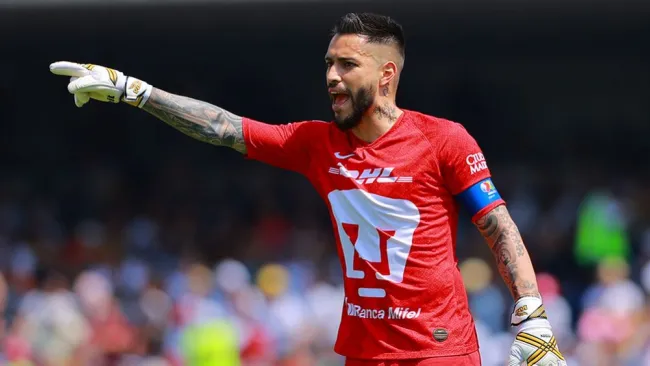 Alfredo Saldívar lanza un grito en un juego de Pumas