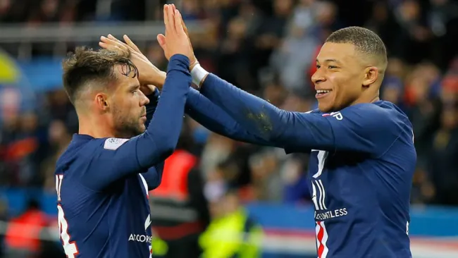 Juan Bernat y Mbappé festejan un gol