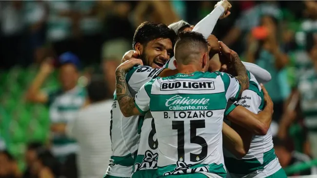 Jugadores de Santos, en festejo de gol