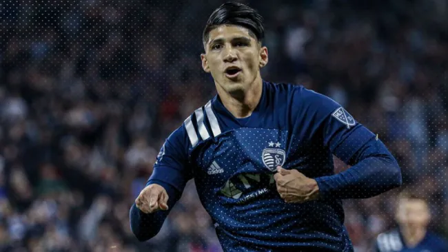 Alan Pulido celebrando una anotación con Sporting 