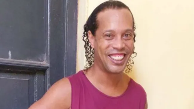Ronaldinho sonriente en prisión