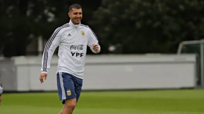 Guido Rodríguez durante un entrenamiento con Argentina