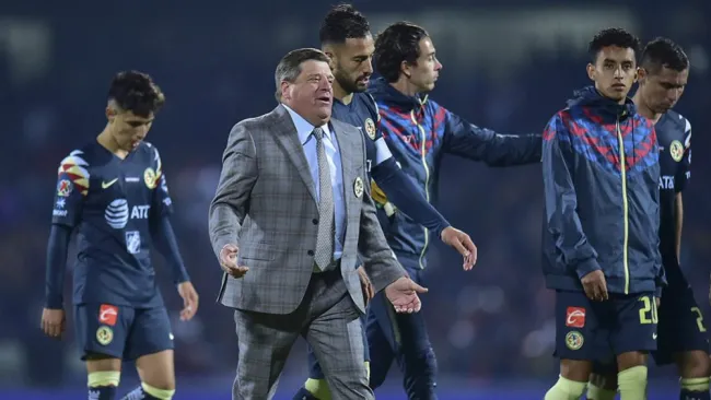 Herrera y jugadores del América tras partido vs Pumas