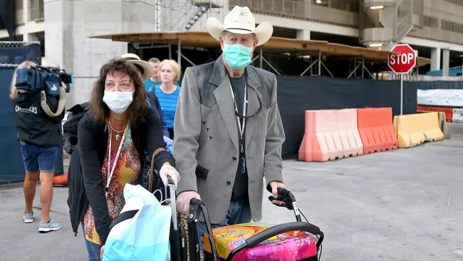 Un par de pasajeros usan cubrebocas por el coronavirus