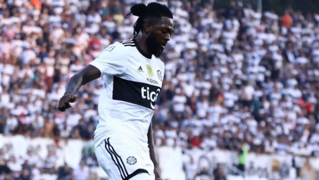 Adebayor, en un juego del Olimpia