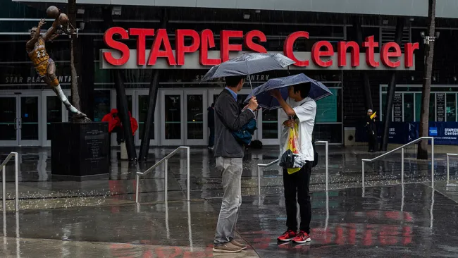 Un par de aficionados, en las afueras del Staples Center