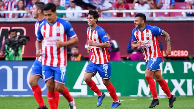 Jugadores de Chivas en festejo de gol