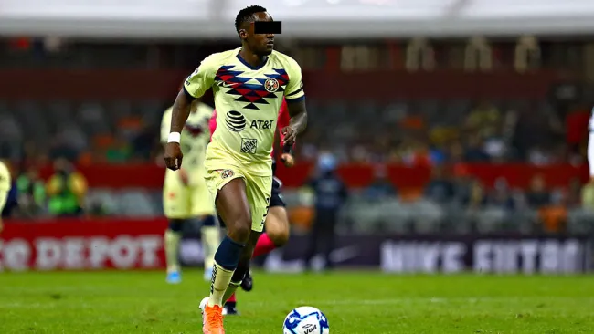 Renato N durante un partido con el América