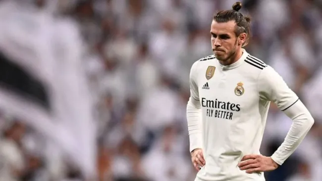 Gareth Bale durante un duelo con el Real Madrid
