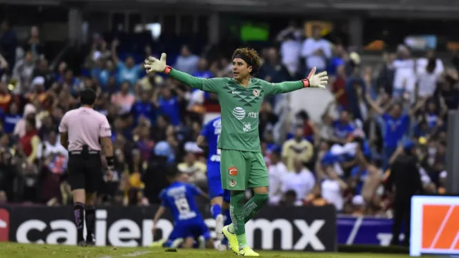 Guillermo Ochoa en reclamo ante Cruz Azul