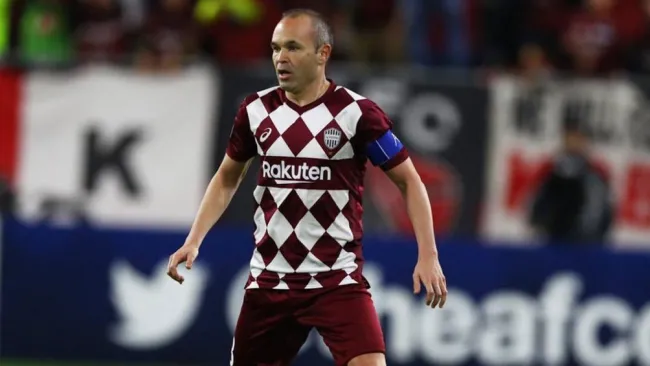 Andrés Iniesta, durante un duelo con el Vissel Kobe