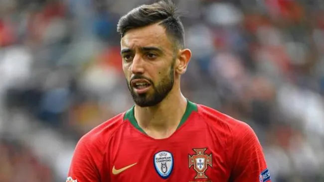 Bruno Fernandes surante un partido con Portugal
