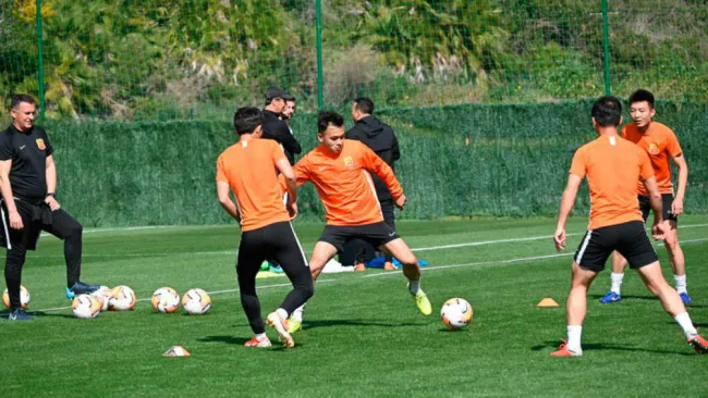 Elementos del Wuhan Zall durante un entrenamiento en España