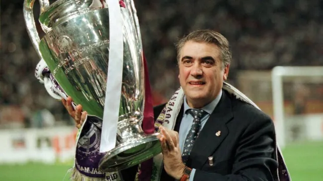 El expresidente Sanz levantando la Champions League 