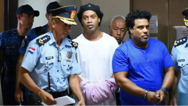 Ronaldinho, esposado tras ser arrestado en Paraguay
