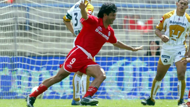 José Saturnino Cardozo celebrando un gol con Toluca