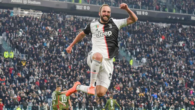 Gonzalo Higuaín celebra una anotación con Juventus