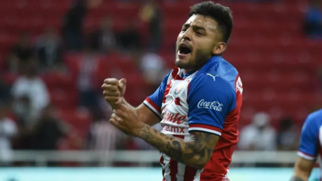 Alexis Vega en celebración de gol con Chivas
