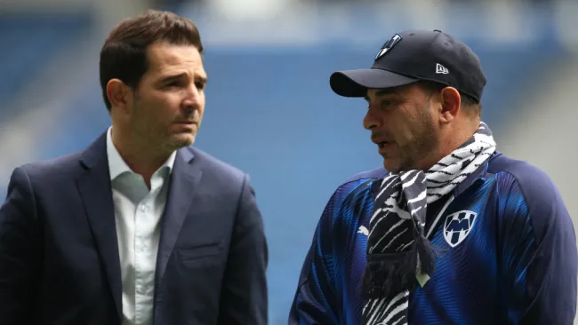 Duilio Davino junto a Antonio Mohamed