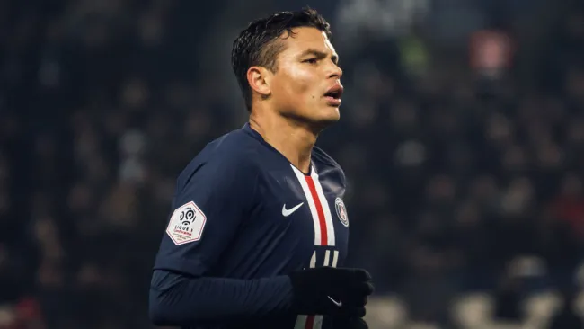 Thiago Silva durante un duelo con el PSG