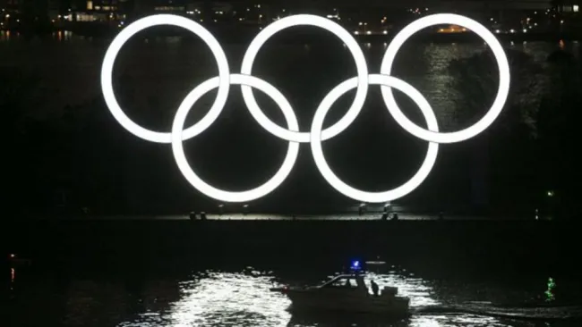 Aros olímpicos iluminados a seis meses de Tokio 2020