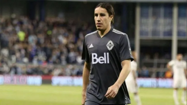 Efraín Juárez durante un duelo en la MLS