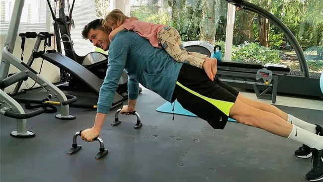 Jugadores del Bayern Munich se ejercitan con 'ciberentrenamientos'