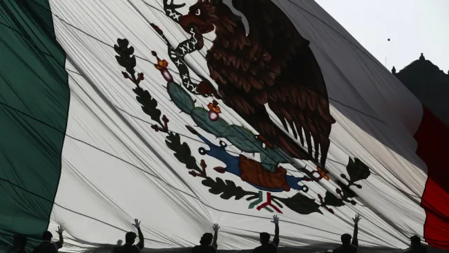 Bandera de México en el Zócalo de la Ciudad de México