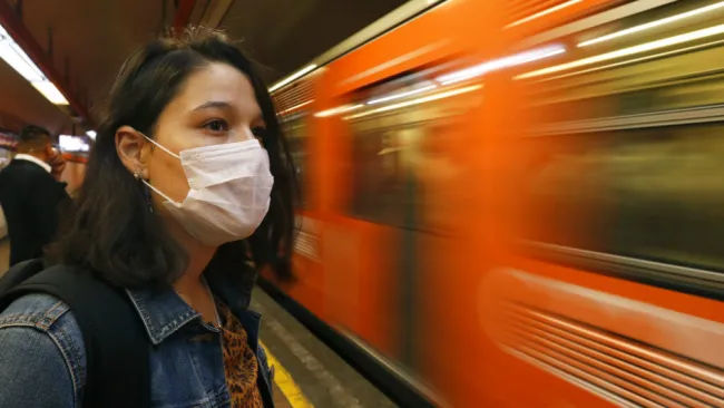Ciudadana de la CDMX se prepara para abordar el metro