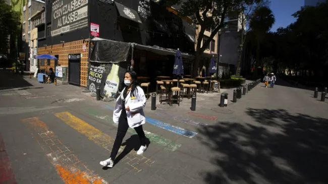 Habitantes de la CDMX caminan por las calles