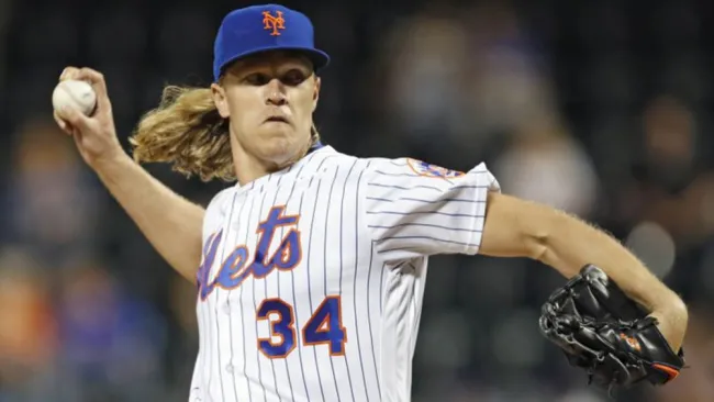 Syndergaard lanza la bola en un juego de los Mets