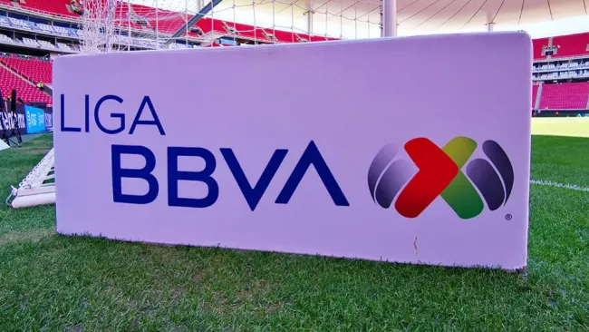 Logo de la Liga MX en la cancha del Estadio Akron