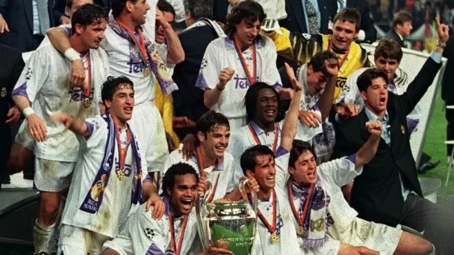 Jugadores del Real Madrid celebran la séptima orejona