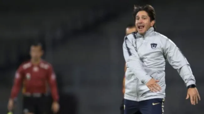 Bruno Marioni dando indicaciónes a sus pupilos en un partido de Copa