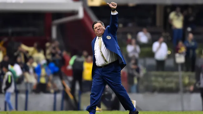 Miguel Herrera en un partido con América 