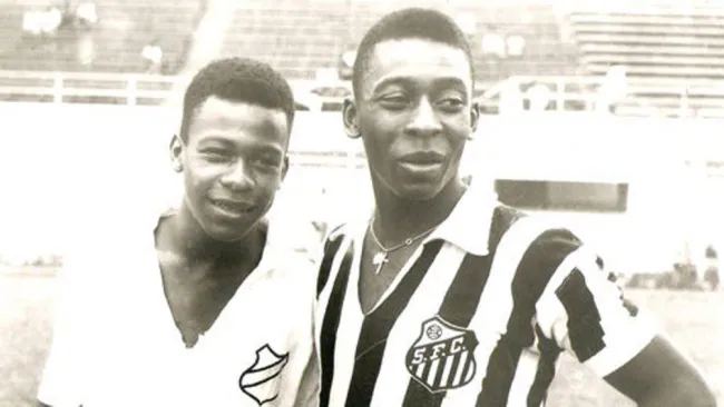Zoca y Pelé posan con la camiseta del Santos 