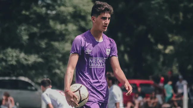Diego Abreu, durante un duelo con el Defensor Sporting