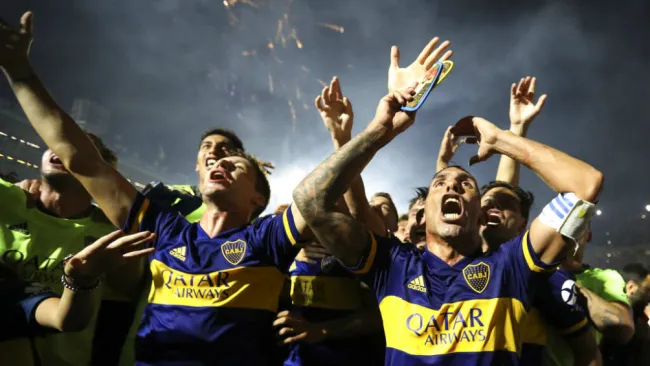 Jugadores del Boca Juniors celebran la victoria ante Gimnasia y Esgrima